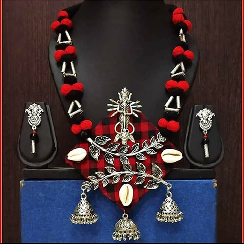 मां दुर्गा पेंडेंट के साथ पारंपरिक भारतीय धार्मिक हस्तनिर्मित कपड़े का हार