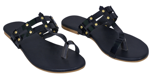 महिलाओं की काली फ्लैट चप्पल