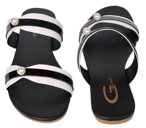 ब्लैक एंड व्हाइट फ्लैट सैंडल