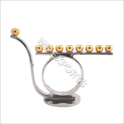 यहूदी कैंडल होल्डर्स को पॉलिश करना