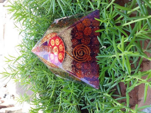 ORGONE RUDRAKSHA IN URJA YANTRA LOGO PYRAMID - 80mm Size, Red Cube Stone | Attractive EMF Protection for Home and Office Spaces
