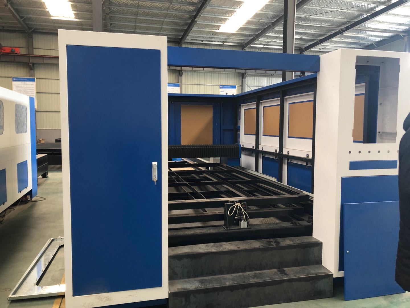Closed Switched Optical Fiber Laser Cutting Machine - Metal | Automatic Cnc Fiber Laser, Plc Control, Water Cooling, Dxp Graphic Support, Blue Design