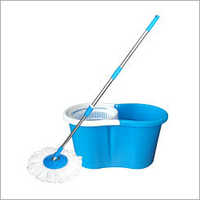 स्पिन बकेट के साथ एमओपी का उपयोग करना आसान है