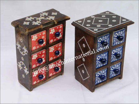 लकड़ी का कैबिनेट