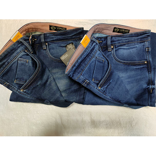 नीले रंग की छायांकित जीन्स