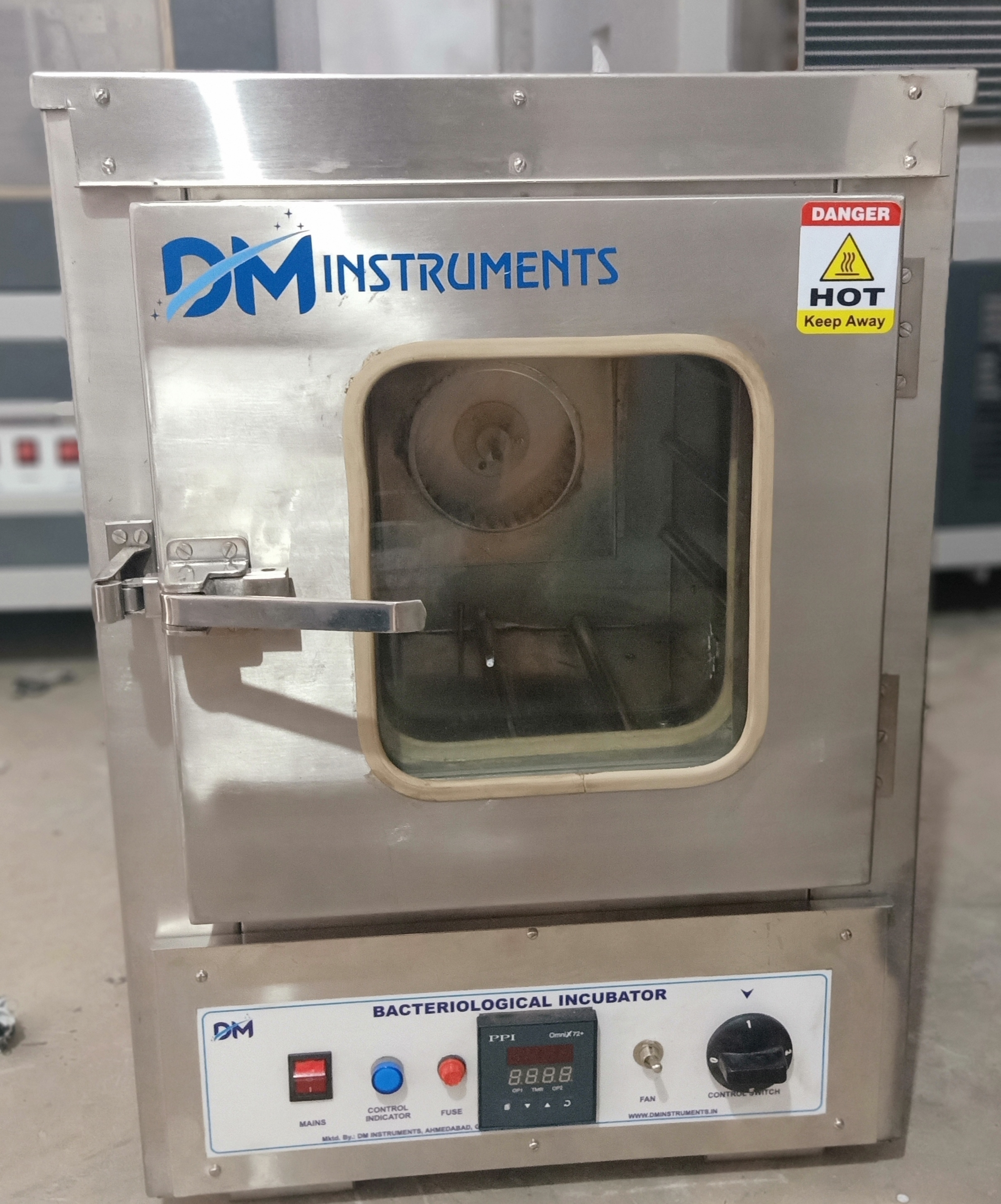 Bacteriological Incubator - Stainless Steel Inner Chamber, Mild Steel Outer Chamber, 14x14x14 Inch Dimensions - Digital Display, Fan Circulation, 1 Year Warranty