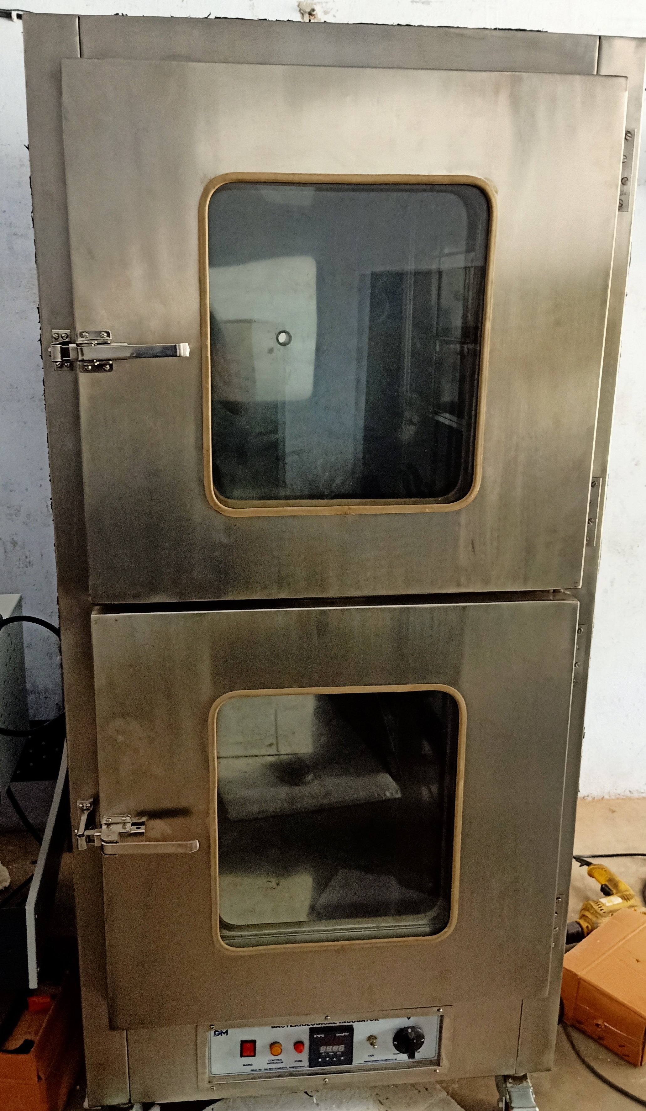 Bacteriological Incubator - Stainless Steel Inner Chamber, Mild Steel Outer Chamber, 14x14x14 Inch Dimensions - Digital Display, Fan Circulation, 1 Year Warranty