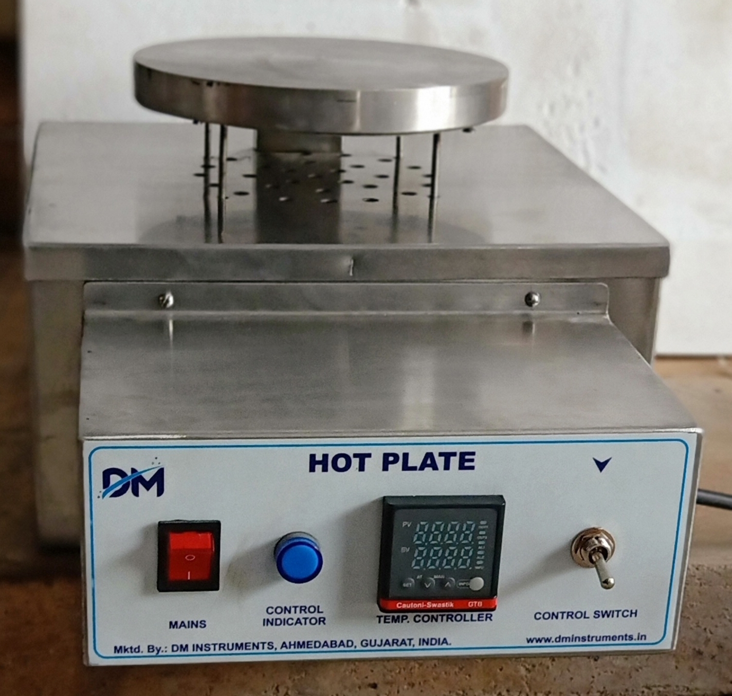 Laboratory Hot Plate - Heavy Cast Iron / Stainless Steel, 25x30 - 45x60 Mm, Gray And White, 300â°c Max Temp, 230v Ac, 1000 Rpm Speed, 3 Heat Control Switches
