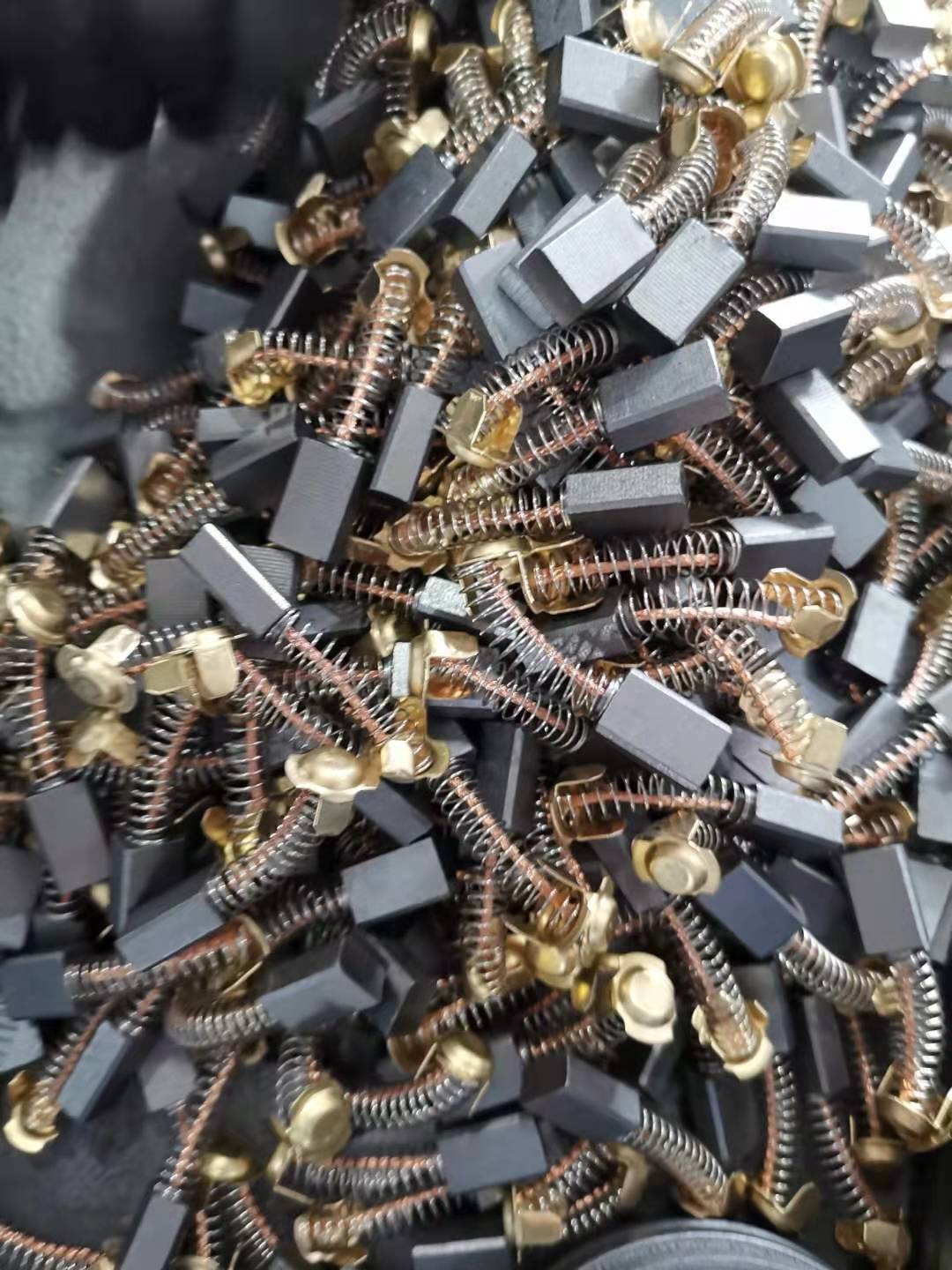 Carbon Brush - Carbon Material, Customizable Dimensions, 80-120v Dc Motor Application | Customizable Lead Length, Good Conductivity, Low Noise, Long Life, Stable Run