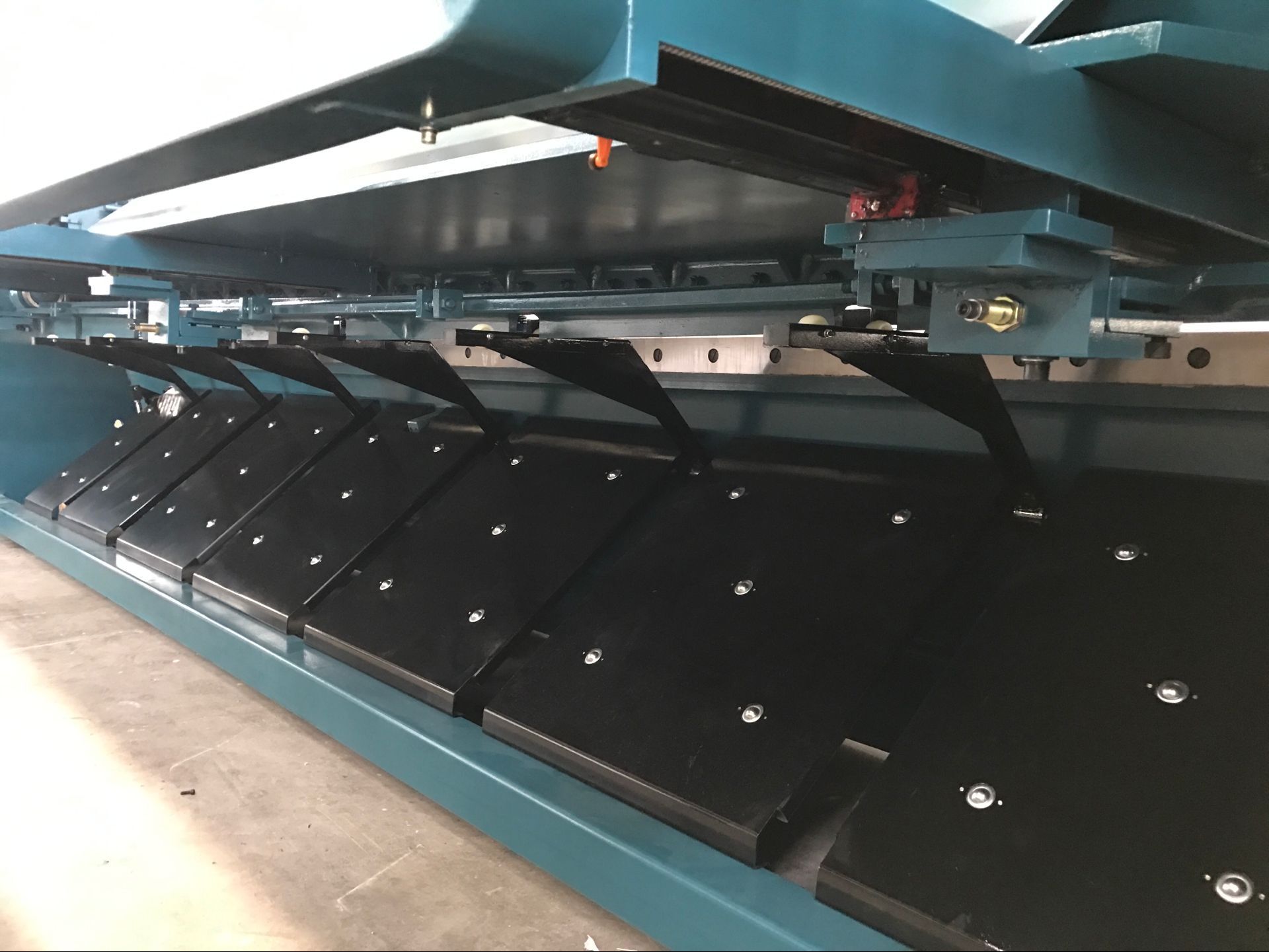 Hydraulic Shearing Machine - Automatic Grade: Manual