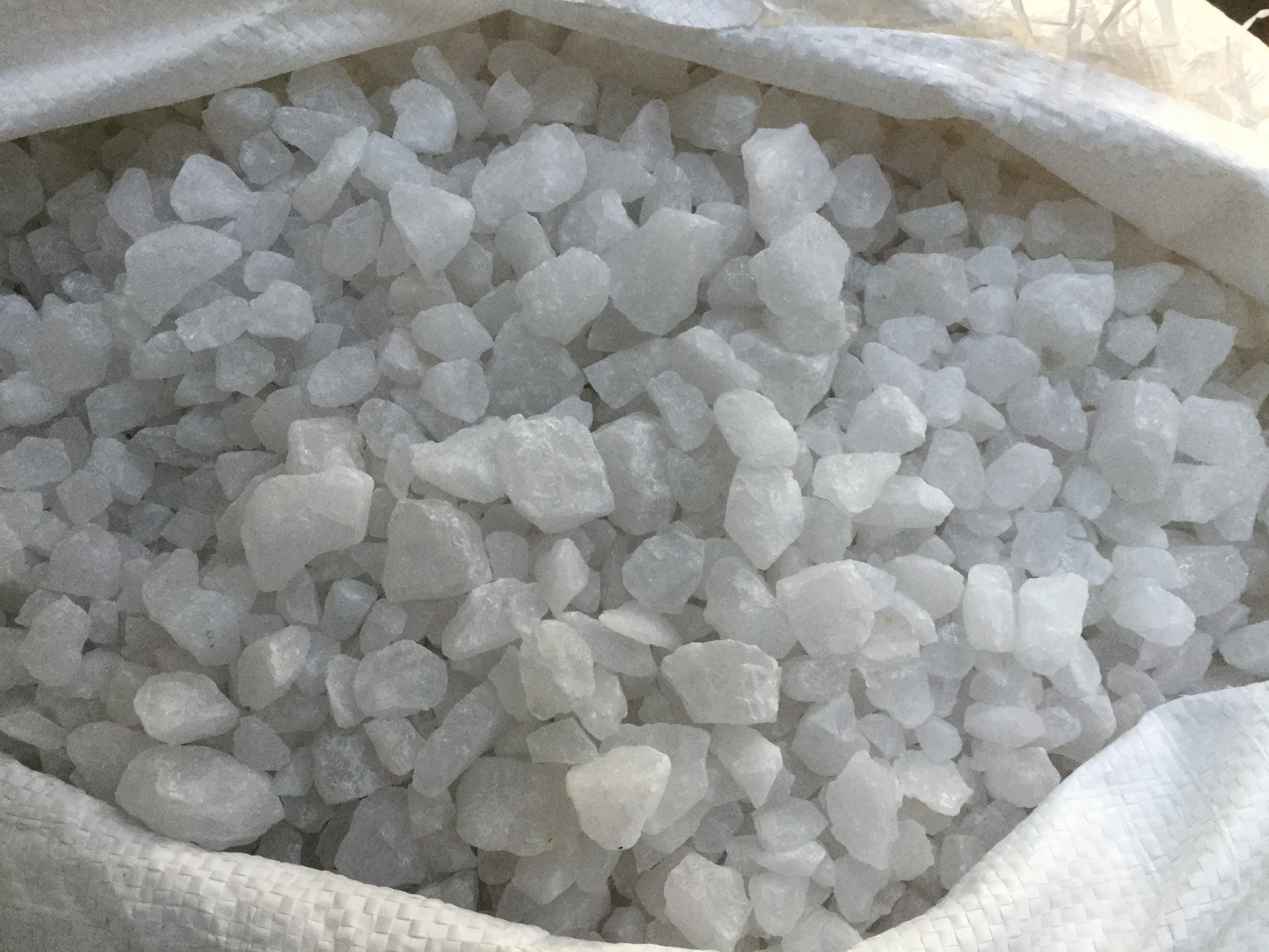 Industrial Used Supper Fine Grade White Quartz Aggregate 10-20mm Water Wash Dry Packing Standard Bag - Size: Size: (1)10 Mm To 20 Mm (2) 20 Mm To 40 Mm
