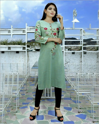 मल्टीकलर लेडीज़ स्ट्रेट फिट कुर्ती में उपलब्ध