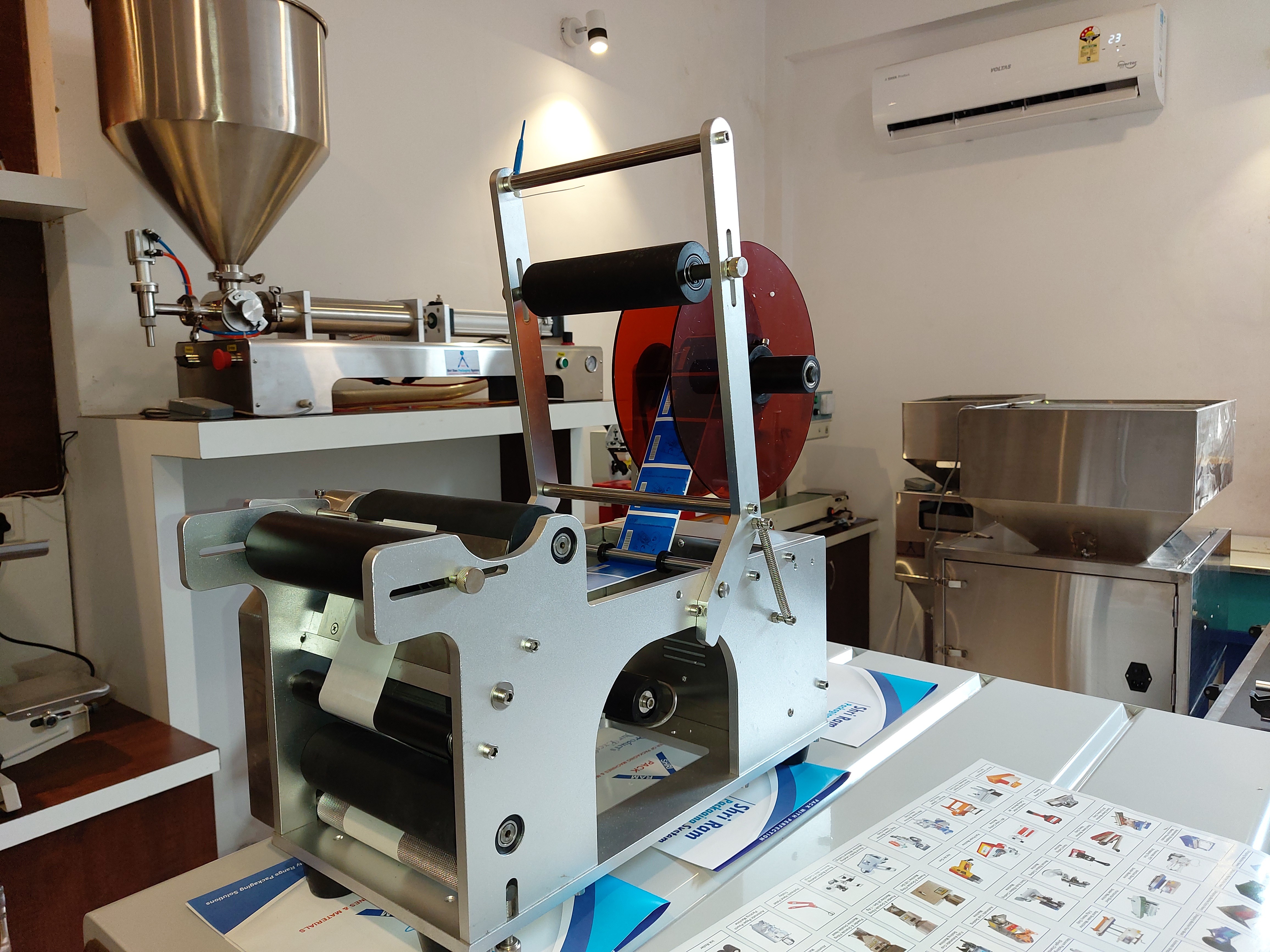 Round Soda Bottle Sticker Labeling Machine - Automatic Grade: Automatic