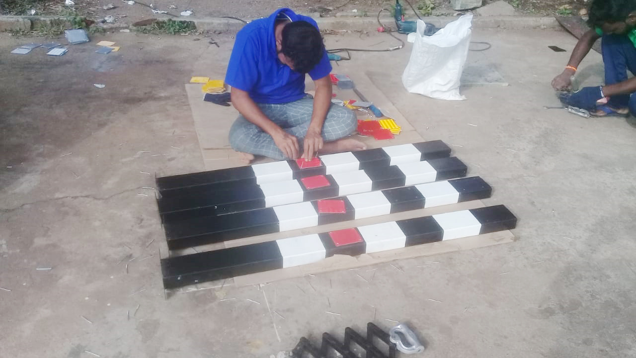 Mase Highway Safety Delineator - Color: Black And White