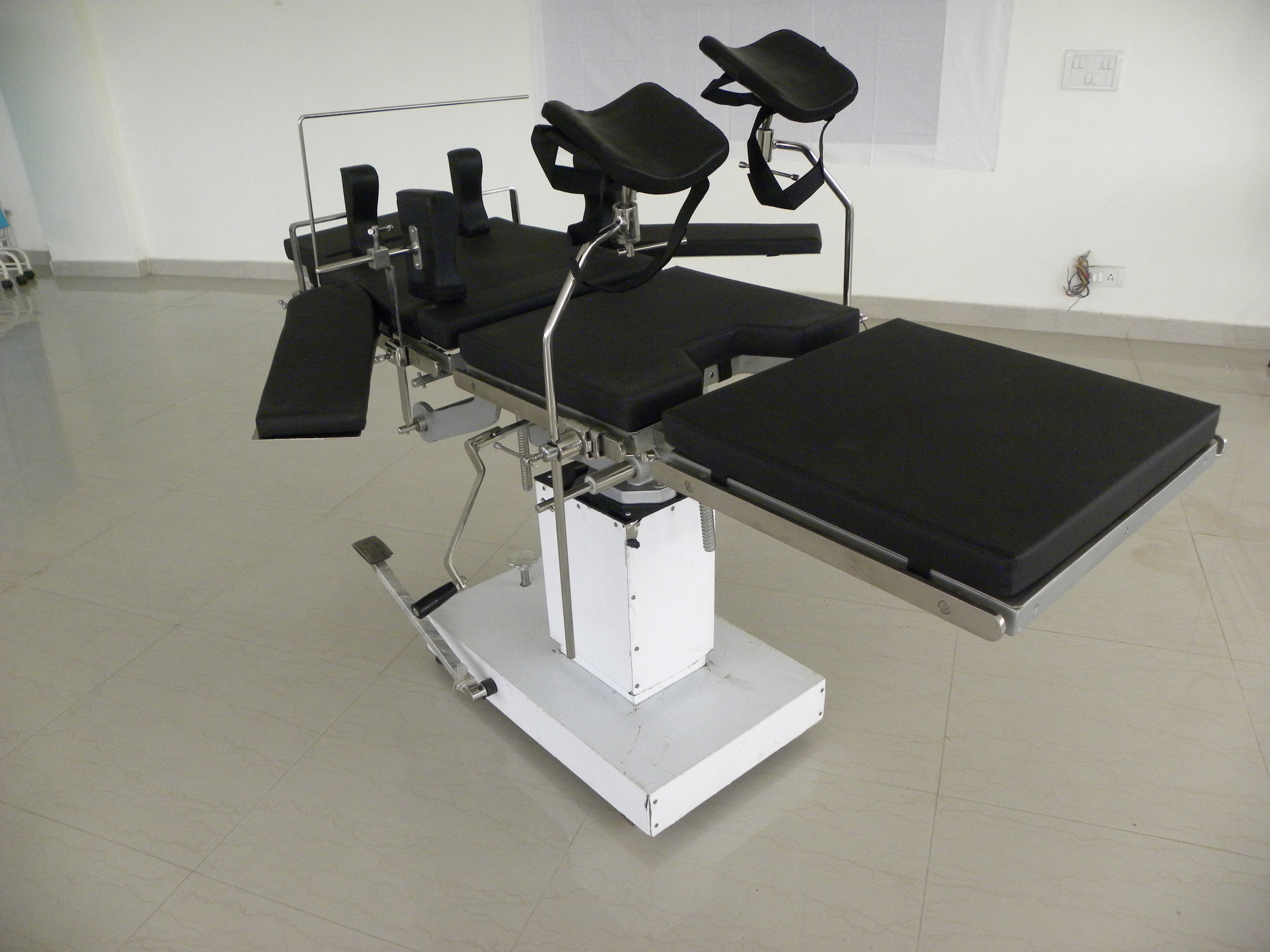 C Arm Compatible Ot Table - Stainless Steel, Height 29-39 Inches, Maximum Loading 500 Lbs | Durable, Foldable, Leg Rest And Backrest Functionality