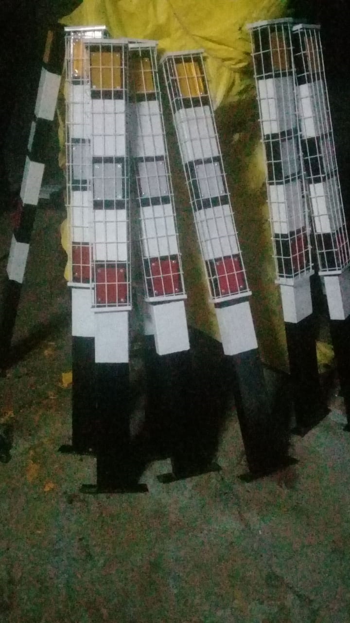 Mase Highway Safety Delineator - Color: Black And White