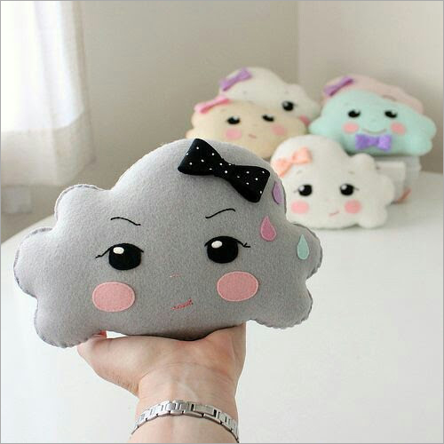 मल्टीकलर डिज़ाइनर शेप प्रिंटेड कुशन में उपलब्ध है