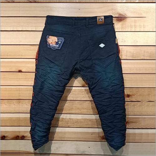 बहुरंगी पुरुषों की नीली जींस में उपलब्ध