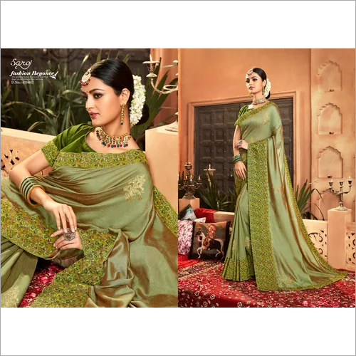 कढ़ाई किए गए रेशमी साड़ी