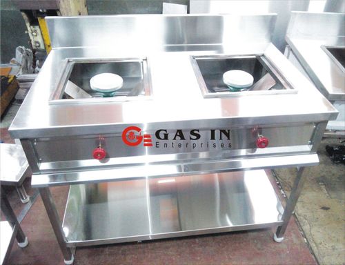 दो जलती गैस रेंज