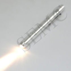 डॉक्टर पेन टॉर्च कलर कोड: सफ़ेद/काला