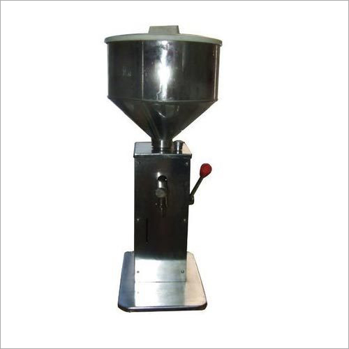Manual Cream Filling Machine Capacity: 10 To 15 Bpm Kg/Hr