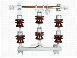टर्न और ट्विस्ट के साथ 11kV आइसोलेटर डबल ब्रेक