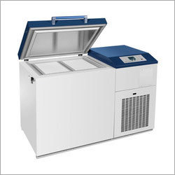 बर्फ से लाइन किया गया रेफ्रिजरेटर