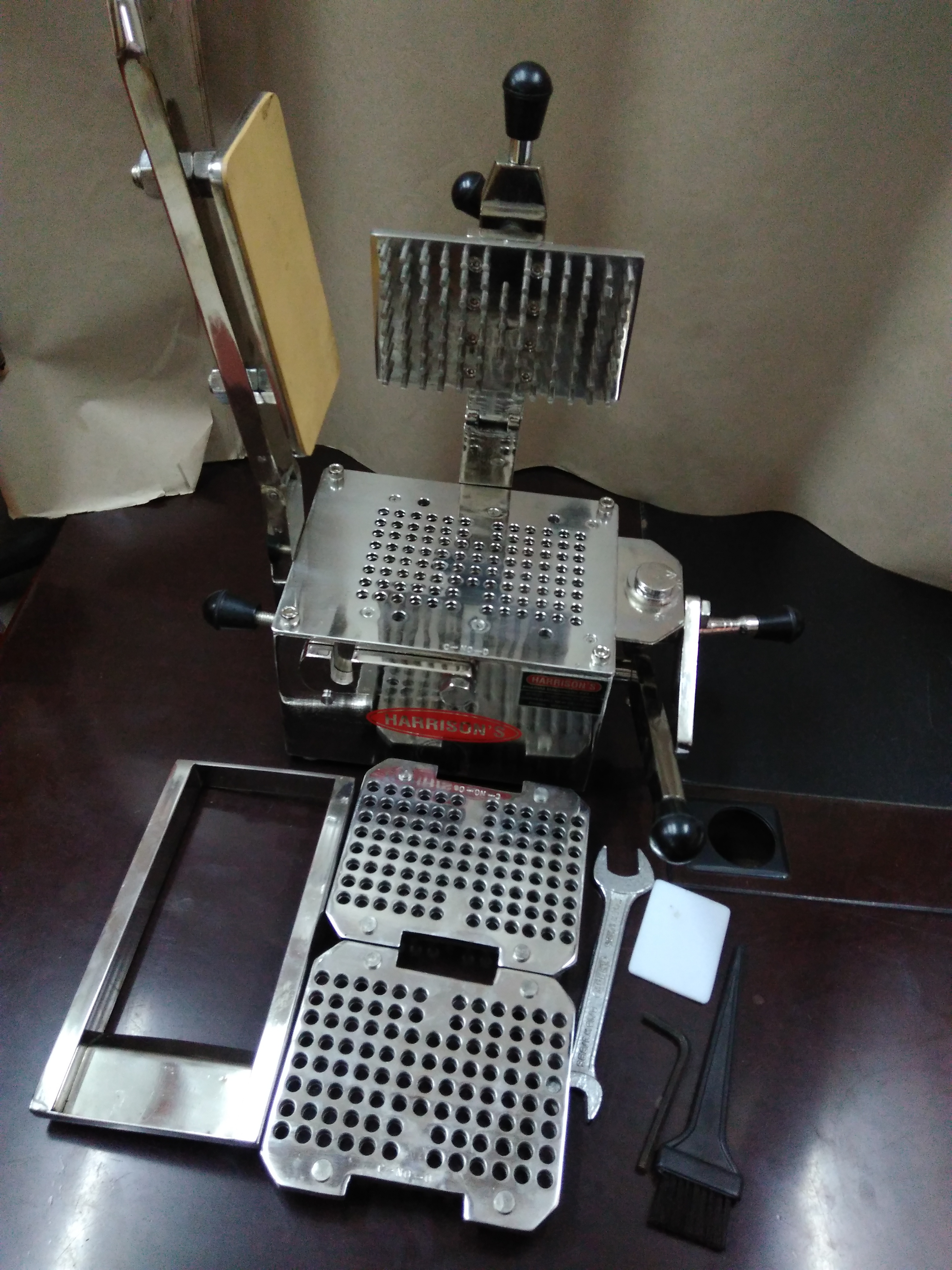 Capsule Filling Machine 100 Hole Capacity: Output Capacity :8