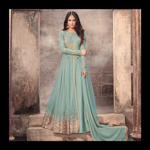 कढ़ाई वाला गाउन