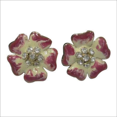 स्टडेड ईयरिंग