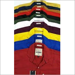 विभिन्न रंगों में उपलब्ध पुरुषों की पोलो टी-शर्ट