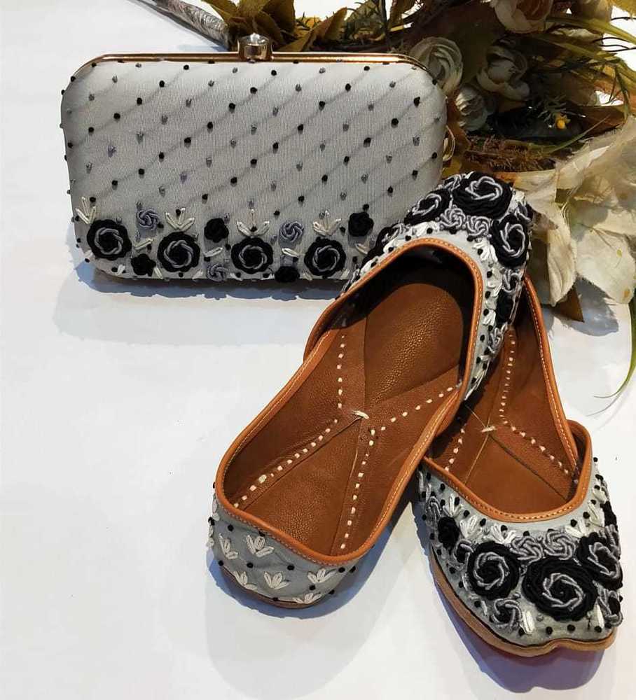 No Fade Off White Punjbai Jutti With Multi Thread Work With Maching Clutch