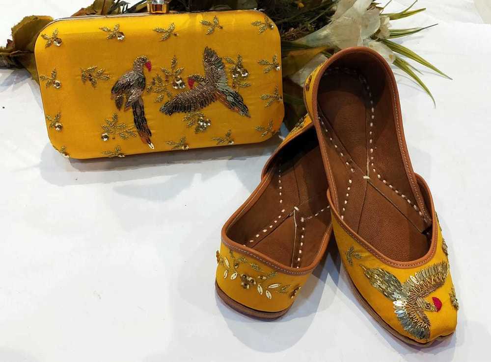 Yellow Punjbai Jutti With Multi  Thread Work With Maching Clutch
