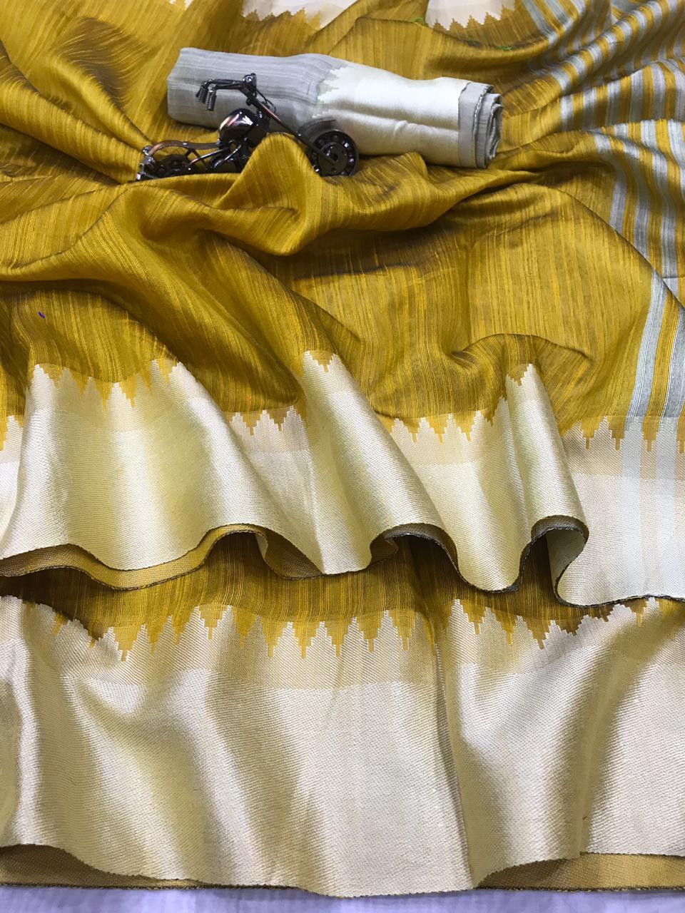 Raw Silk Saree With Weaving Pallu