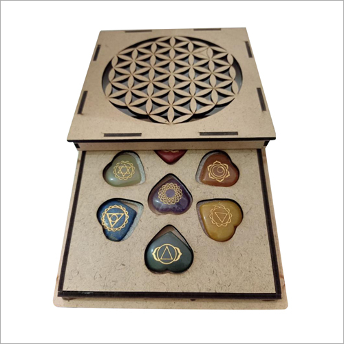 7 चक्र हृदय पत्थर नक्काशी के साथ