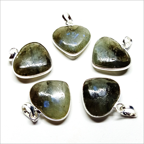 लैब्रेडोराइट दिल के आकार का पेंडेंट