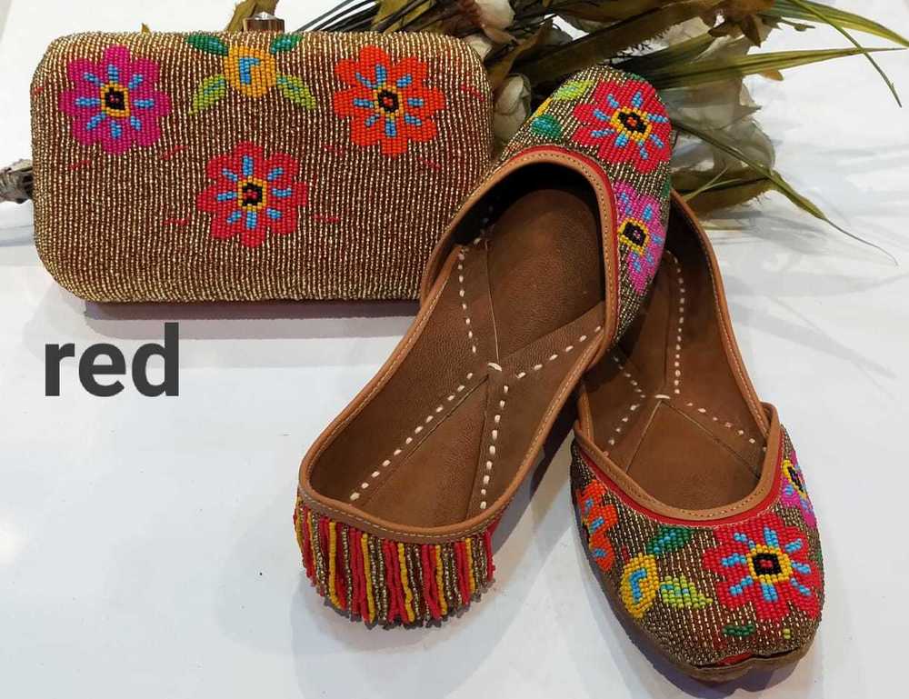 Ladies Punjabi Jutti Multi Thread Work With Maching Clutch Heel Size: Flat