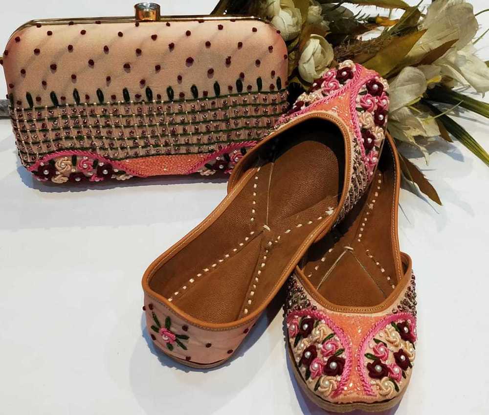 Peach Ladies Punjabi Jutti With Maching Clutch
