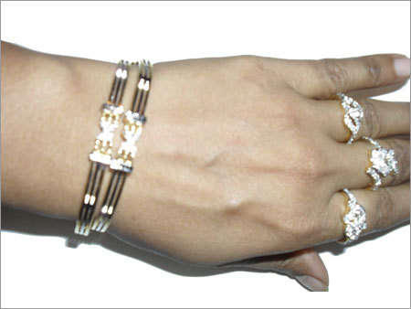 गोल्ड प्लेटेड चूड़ियां