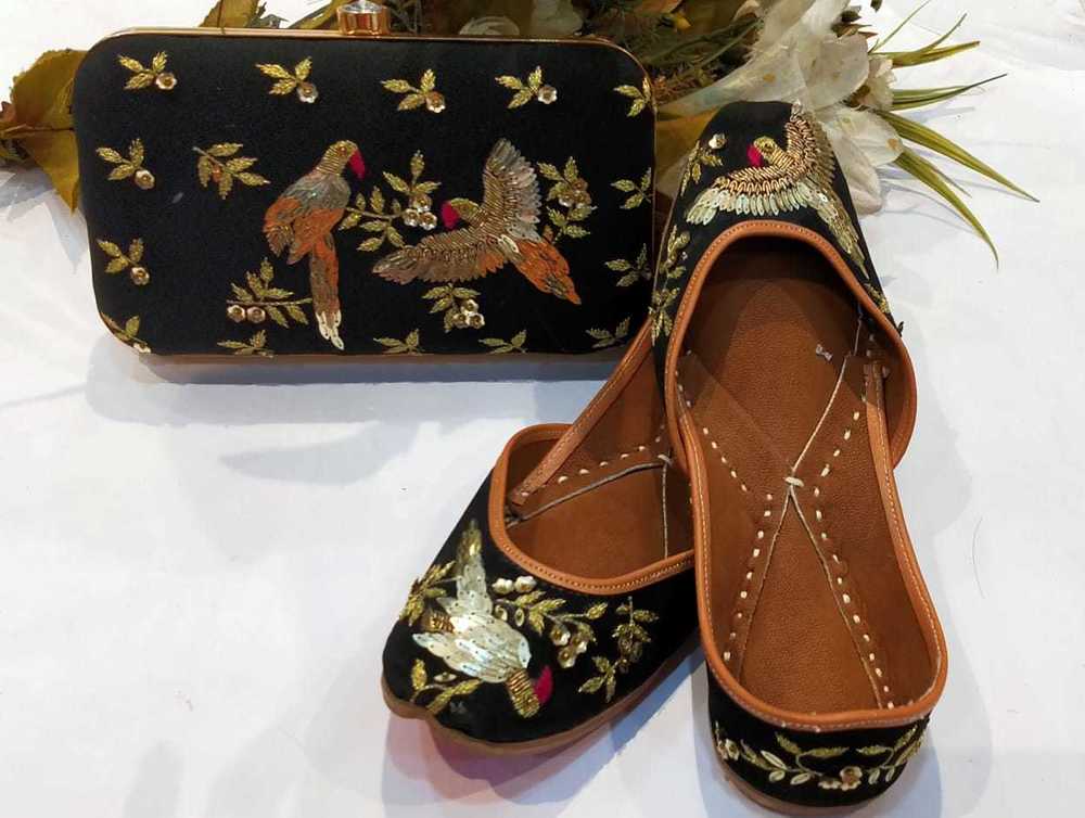 Black Partywear Balck Colour Punjabi Jutti With Handwork Maching Clutch