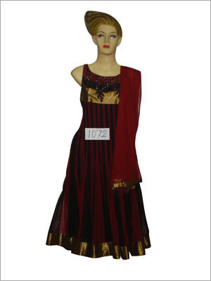 स्लीवलेस लेंथ शॉर्ट कुर्ती