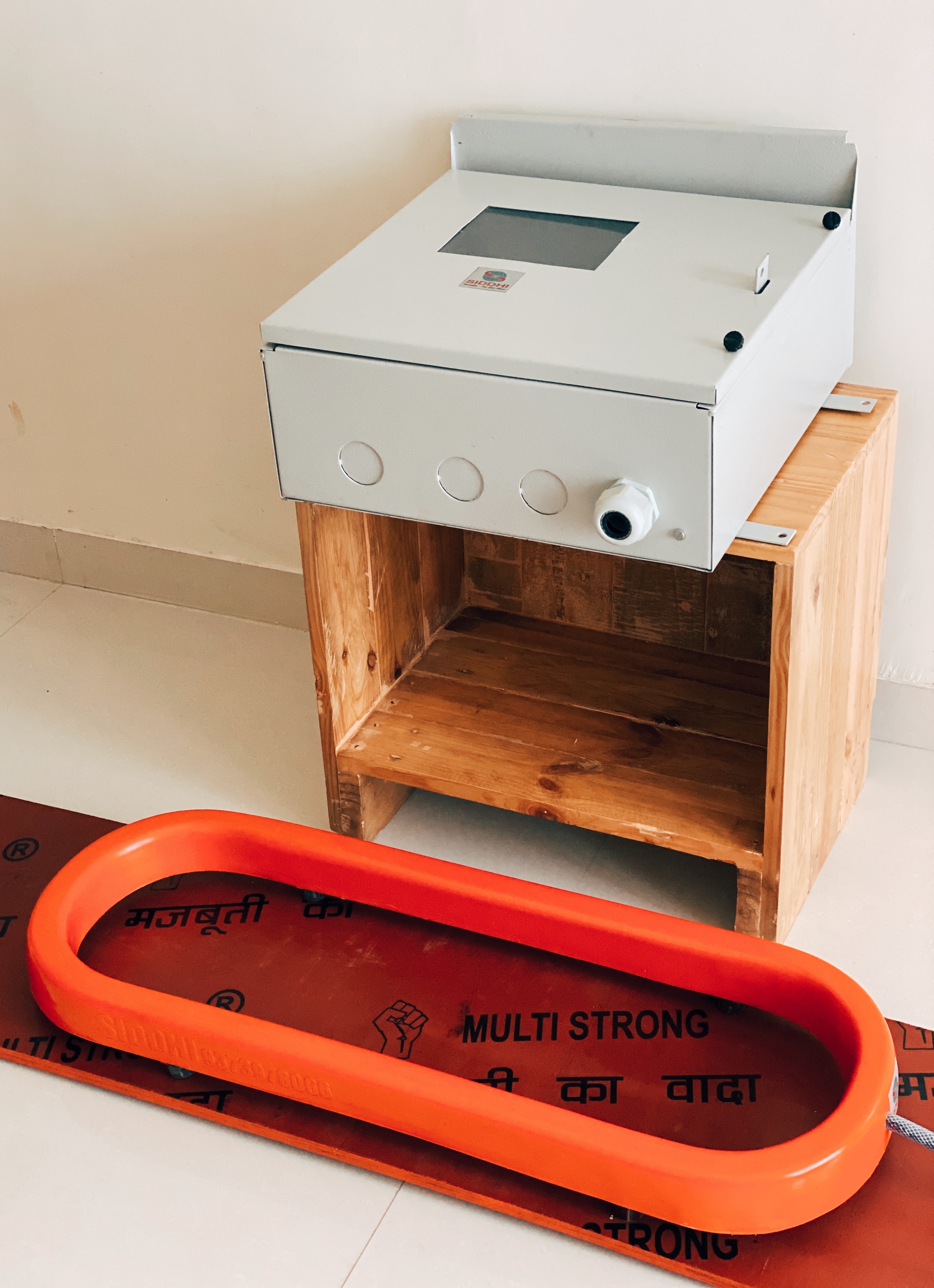 Conveyor Metal Detector - 230 V Ac, 50 Hz Frequency, Waterproof | Red-orange Color, High Efficiency, Easy Maintenance, Longer Service Life