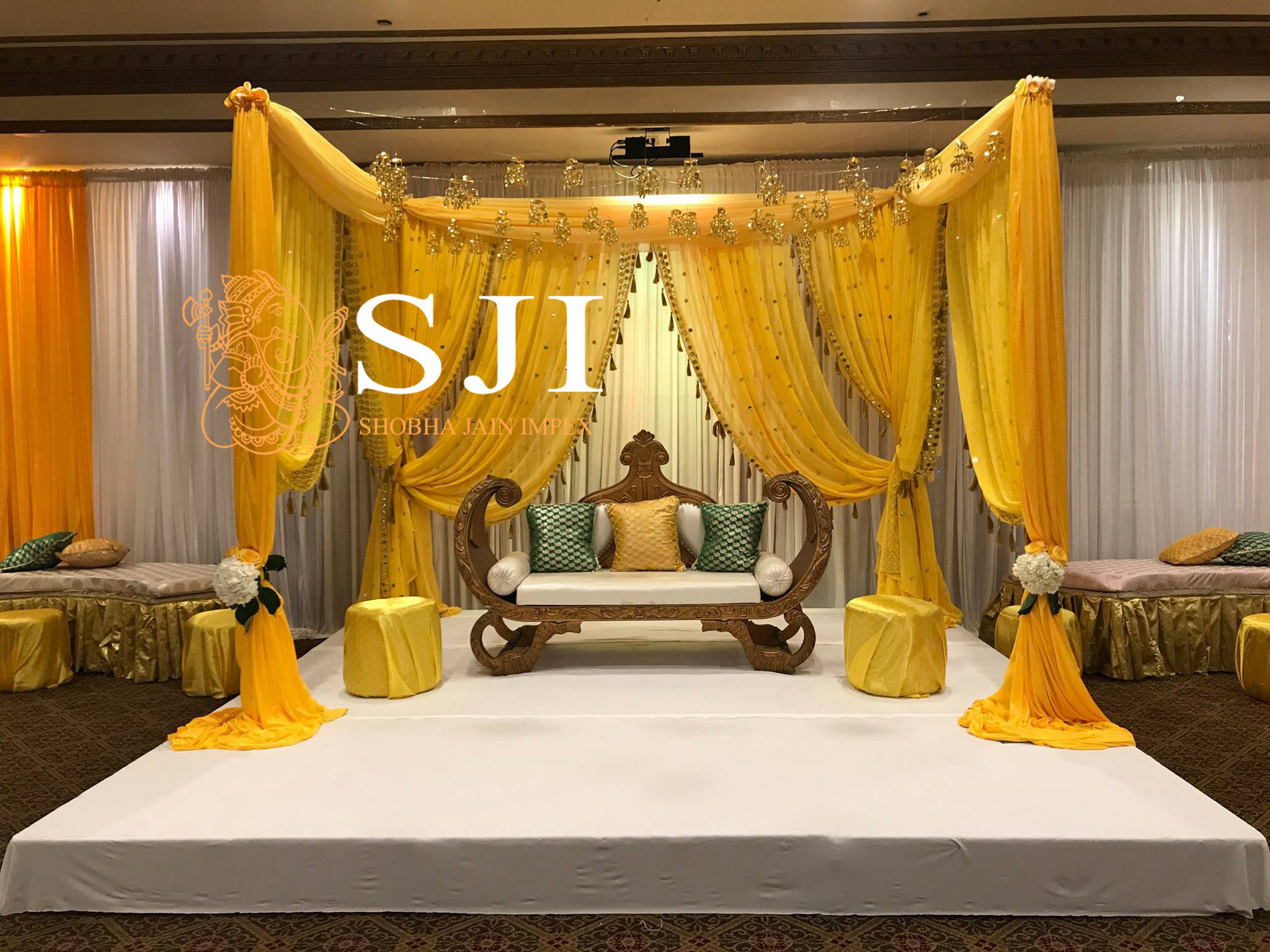 Moroccan Couch - Color: Gold And Black