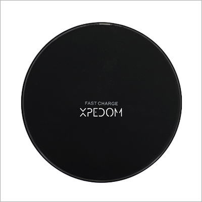 ब्लैक वायरलेस मोबाइल चार्जर