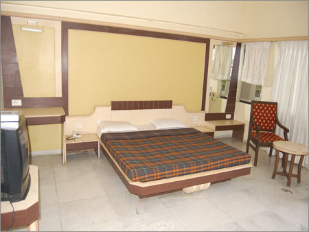 होटल का बेडरूम