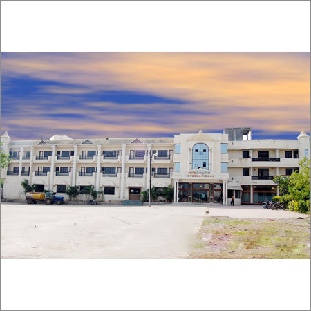 होटल के सामने का दृश्य