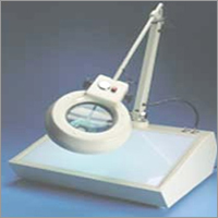 लचीले हाथ के साथ प्रकाशित आवर्धक