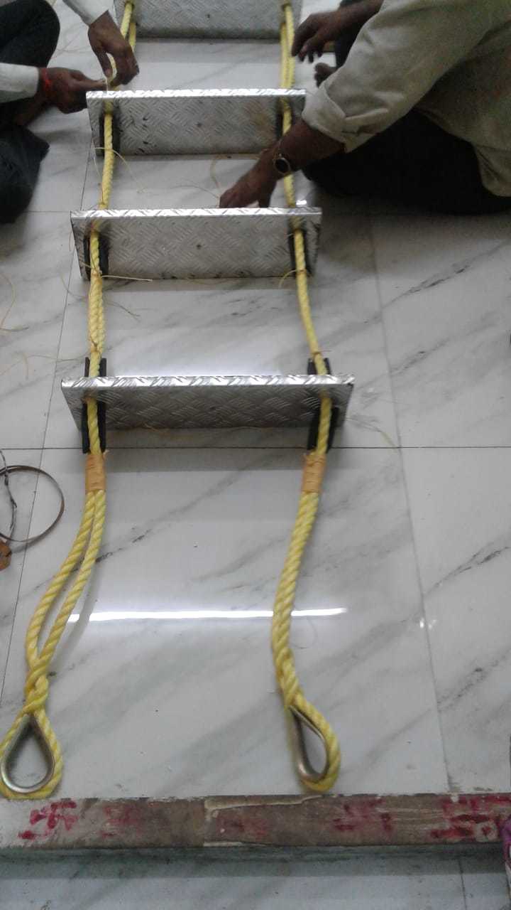 Aluminium Rope Ladder - 6" Width 15" Step Distance 20mm Lifeline With Two Carabiner Hooks | Industrial Use Commercial Applications