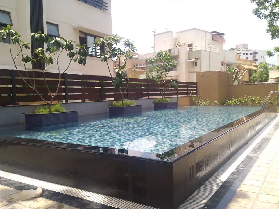 Overflow Swimming Pool - Customizable Concrete Design | Sand Filter Water Filtration Led Lighting Safety Ladders & Handrails Waterproof Membrane 1 Year Warranty